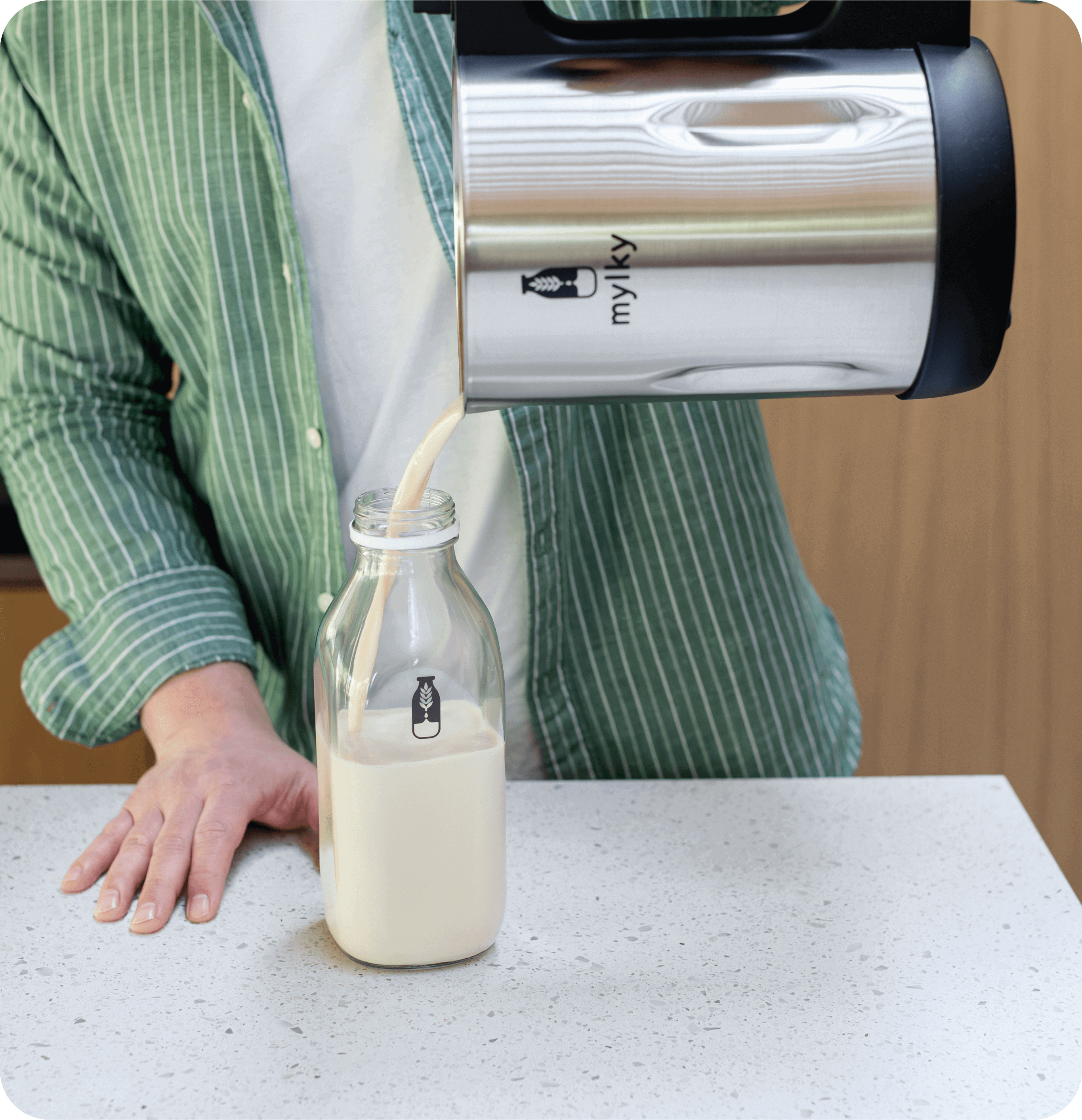 Versare il latte vegetale Mylky in una bottiglia di vetro